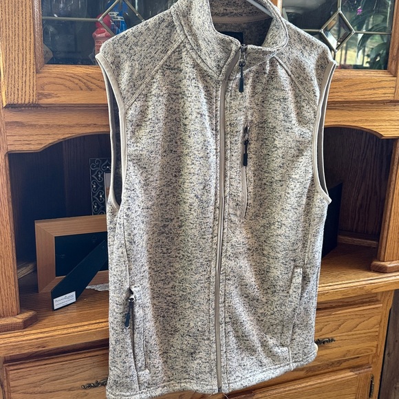 Men's size medium victory sportswear vest, three zipper pockets. EUC - Picture 4 of 4